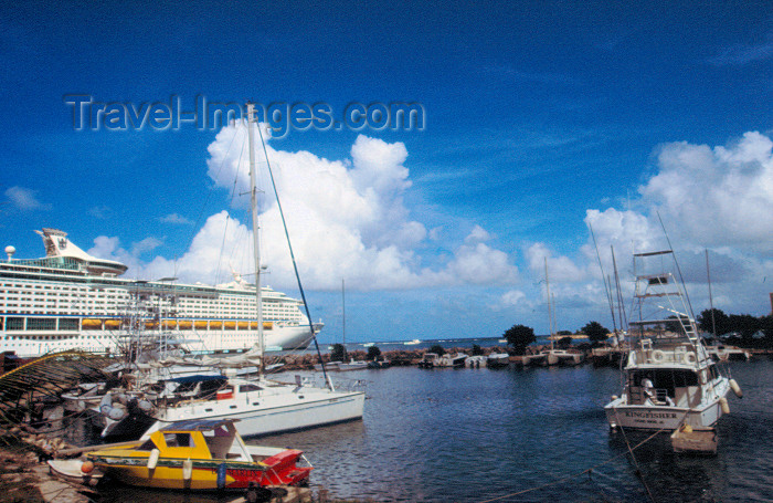 jamaica54: Jamaica - Ocho Rios: boats and cruise ship - photo by Francisca Rigaud - (c) Travel-Images.com - Stock Photography agency - Image Bank