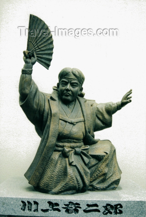 japan45: Japan - Fukuoka - island of Kyushu: lady with a fan sculpture - photo by S.Lapides - (c) Travel-Images.com - Stock Photography agency - Image Bank