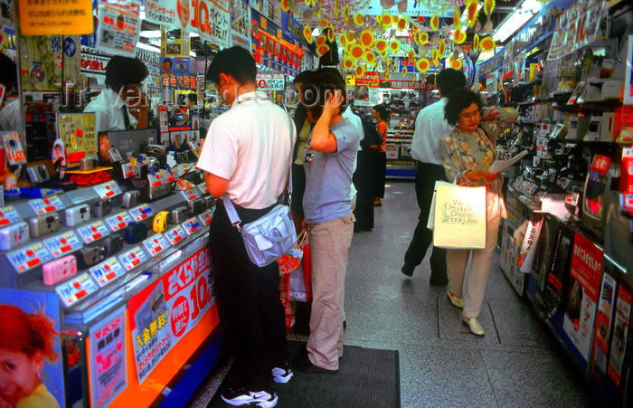 japan77: Electronics shop, Tokyo, Japan. photo by B.Henry - (c) Travel-Images.com - Stock Photography agency - Image Bank