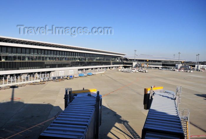 japan98: Narita, Chiba Prefecture, Japan: Narita International Airport (Tokyo Narita - NRT) - Terminal 1 - empty gate with double airbridge - jet bridges - photo by M.Torres - (c) Travel-Images.com - Stock Photography agency - Image Bank