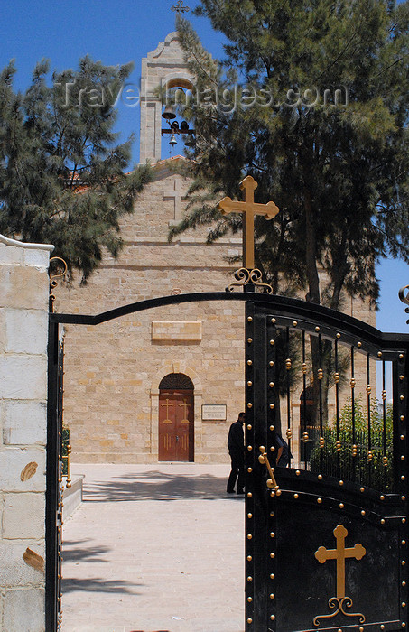 jordan101: Madaba - Jordan: gate - Greek Orthodox Church of St. George / Agios Giorgios - photo by M.Torres - (c) Travel-Images.com - Stock Photography agency - Image Bank