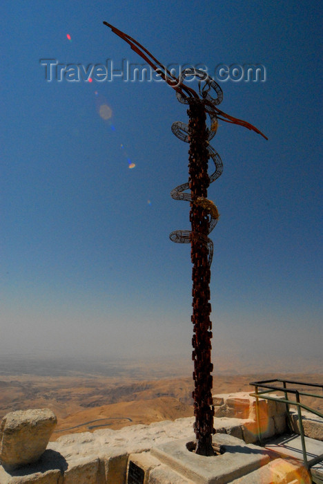 jordan122: Mount Nebo - Madaba governorate - Jordan: the Brazen Serpent - sculpture by Italian artist Giovanni Fantoni - symbolizes the bronze serpent created by Moses in the wilderness (Numbers 21:4-9) and the cross upon which Jesus was crucified - view of the valley of the river Jordan - photo by M.Torres - (c) Travel-Images.com - Stock Photography agency - Image Bank