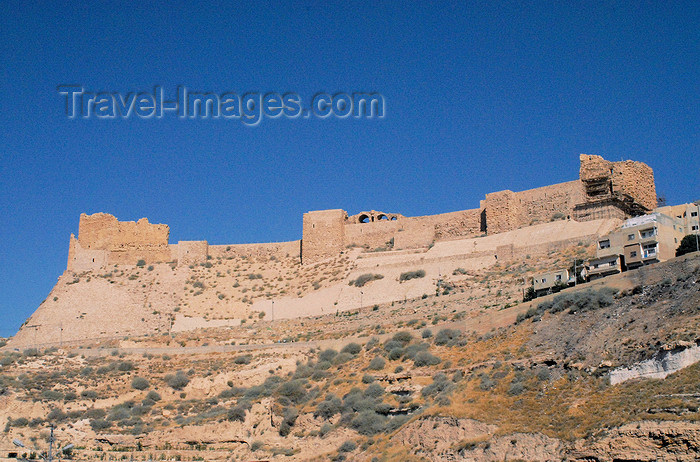 jordan124: Al Karak - Jordan: Crac des Moabites or Kerak Castle - view from the King's Highway - eastern glacis - mixture of European, Byzantine, and Arab military architecture - photo by M.Torres - (c) Travel-Images.com - Stock Photography agency - Image Bank