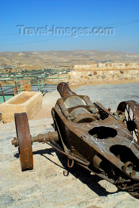 jordan129: Al Karak - Jordan: Crac des Moabites castle - 19th century gun - photo by M.Torres - (c) Travel-Images.com - Stock Photography agency - Image Bank