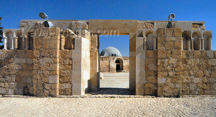 jordan13: Amman - Jordan: gate of Umayyad mosque, looking at the Omayyad / Umayyad palace - the citadel - Jabal al-Qal'a - photo by M.Torres - (c) Travel-Images.com - Stock Photography agency - Image Bank