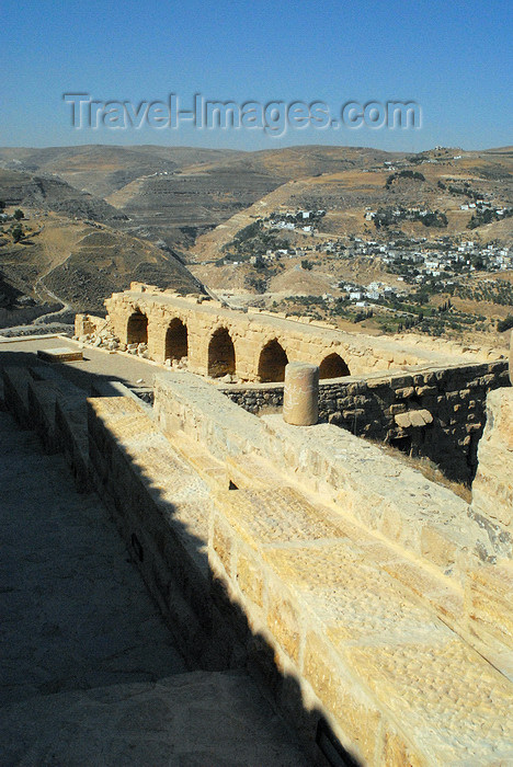 jordan132: Al Karak - Jordan: Crac des Moabites castle - looking southwest - photo by M.Torres - (c) Travel-Images.com - Stock Photography agency - Image Bank