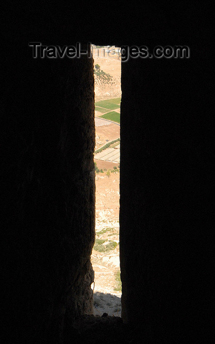 jordan138: Al Karak - Jordan: Crac des Moabites castle - arrow slit - embrasure - Crusaders could trade routes from Damascus to Egypt and Mecca - photo by M.Torres - (c) Travel-Images.com - Stock Photography agency - Image Bank