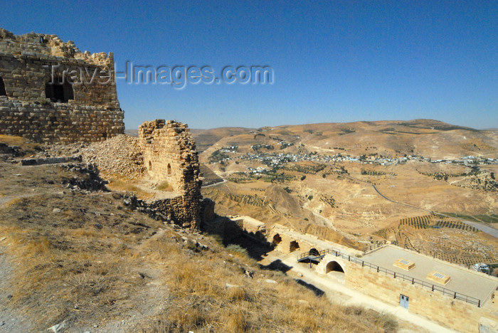 jordan140: Al Karak - Jordan: Crac des Moabites castle - view SW from the keep, over the archaeological  museum building - photo by M.Torres - (c) Travel-Images.com - Stock Photography agency - Image Bank