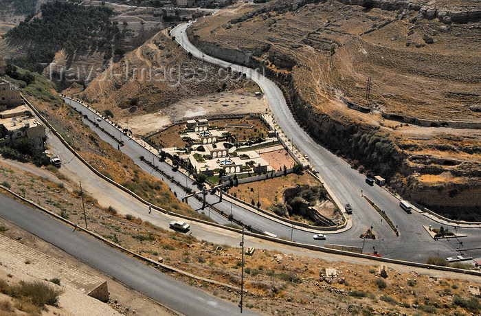 jordan142: Al Karak - Jordan: view from Crac des Moabites - hairpin curves leading to the town - photo by M.Torres - (c) Travel-Images.com - Stock Photography agency - Image Bank