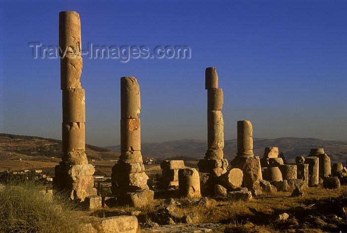 jordan15: Jordan - Jerash / Jarash: ruined columns - photo by J.Wreford - (c) Travel-Images.com - Stock Photography agency - Image Bank