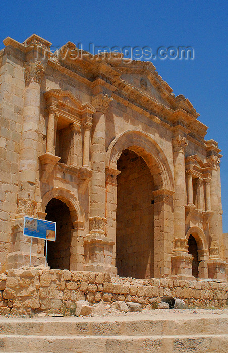 jordan153: Jerash - Jordan: antering the city - Hadrian's triumphal arch - Bab Amman - built in 129 AD to mark Emperor Hadrian's visit - Roman city of Gerasa - photo by M.Torres - (c) Travel-Images.com - Stock Photography agency - Image Bank