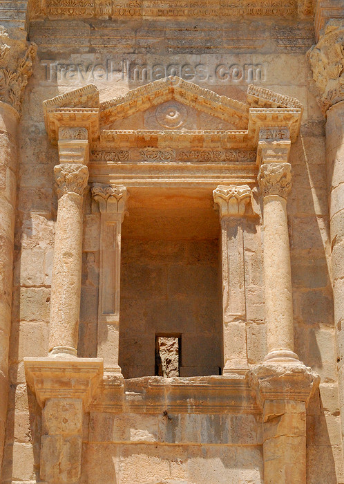 jordan154: Jerash - Jordan: window in Hadrian's triumphal arch - Bab Amman - Roman city of Gerasa - photo by M.Torres - (c) Travel-Images.com - Stock Photography agency - Image Bank