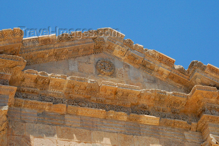 jordan155: Jerash - Jordan: pediment andt ympanum - Hadrian's triumphal arch - Bab Amman - Roman city of Gerasa - photo by M.Torres - (c) Travel-Images.com - Stock Photography agency - Image Bank