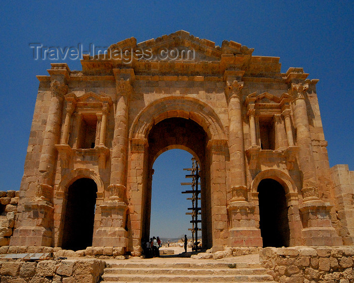 jordan156: Jerash - Jordan: Hadrian's triumphal arch - Bab Amman - Roman city of Gerasa - photo by M.Torres - (c) Travel-Images.com - Stock Photography agency - Image Bank