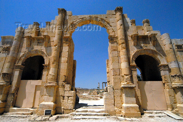 jordan158: Jerash - Jordan: South gate with characteristic carved acanthus-leaf decoration - Roman city of Gerasa - photo by M.Torres - (c) Travel-Images.com - Stock Photography agency - Image Bank