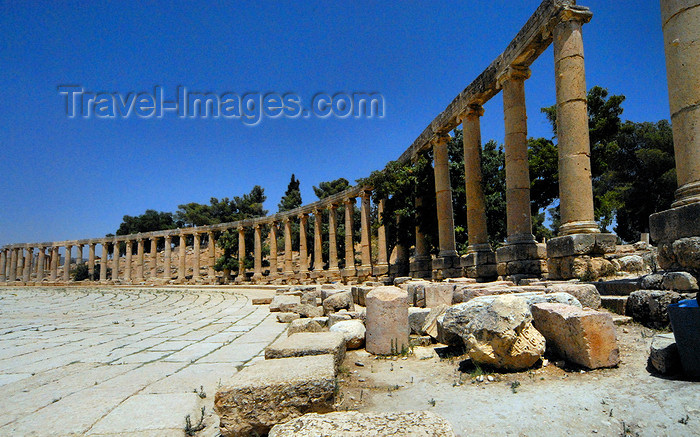 jordan163: Jerash - Jordan: Ionic colonnade in the Forum - oval plaza built during the reign of Hadrian - Roman city of Gerasa - photo by M.Torres - (c) Travel-Images.com - Stock Photography agency - Image Bank