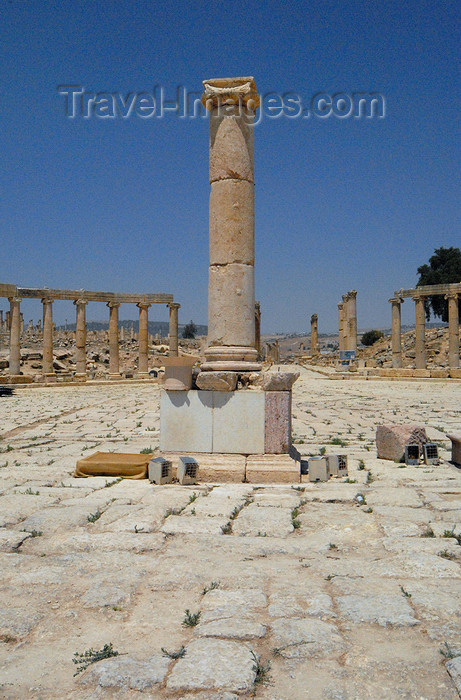 jordan164: Jerash - Jordan: forum - plinth for a statue, now hosting a column - the Forum - oval plaza - Roman city of Gerasa - photo by M.Torres - (c) Travel-Images.com - Stock Photography agency - Image Bank