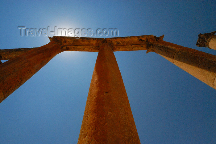 jordan167: Jerash - Jordan: Street of Columns - Cardo - sun and columns - Roman city of Gerasa - photo by M.Torres - (c) Travel-Images.com - Stock Photography agency - Image Bank