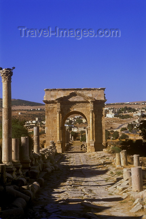 jordan17: Jordan - Jerash / Jarash: Cardo Maximus - Colonnaded street and north Tetrapilon - north - photo by J.Wreford - (c) Travel-Images.com - Stock Photography agency - Image Bank