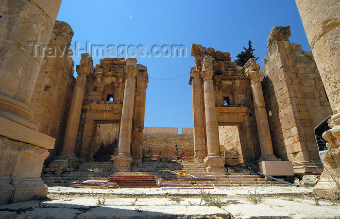 jordan175: Jerash - Jordan: North Propylaeum - Great Gate of the Temple of Artemis - Roman city of Gerasa - photo by M.Torres - (c) Travel-Images.com - Stock Photography agency - Image Bank