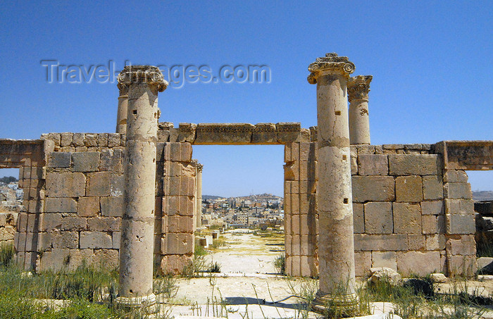 jordan185: Jerash - Jordan: gate - view of the modern city - Roman city of Gerasa - photo by M.Torres - (c) Travel-Images.com - Stock Photography agency - Image Bank