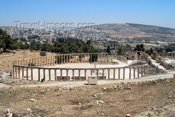 jordan186: Jerash - Jordan: the Forum - oval plaza seen from a nearby hill - Roman city of Gerasa, also referred to as Antioch on the Golden River - photo by M.Torres - (c) Travel-Images.com - Stock Photography agency - Image Bank