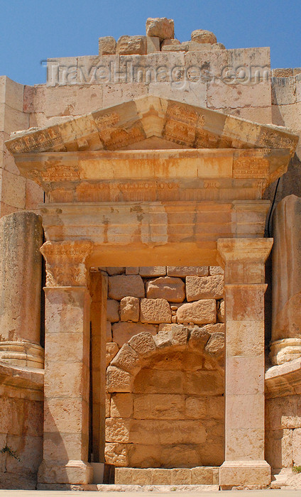 jordan187: Jerash - Jordan: South theatre - Frons Scenae - central gate - Roman city of Gerasa - photo by M.Torres - (c) Travel-Images.com - Stock Photography agency - Image Bank