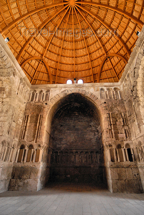 jordan226: Amman - Jordan: Umayyad palace - Palace Dar al-Imara, the caliph's residence,  vestibule, dome rebuilt by the Spanish - citadel - photo by M.Torres - (c) Travel-Images.com - Stock Photography agency - Image Bank