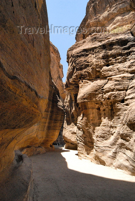 jordan23: Jordan - Petra: the Siq - narrow passage - chasm - ravine - photo by M.Torres                - (c) Travel-Images.com - Stock Photography agency - Image Bank