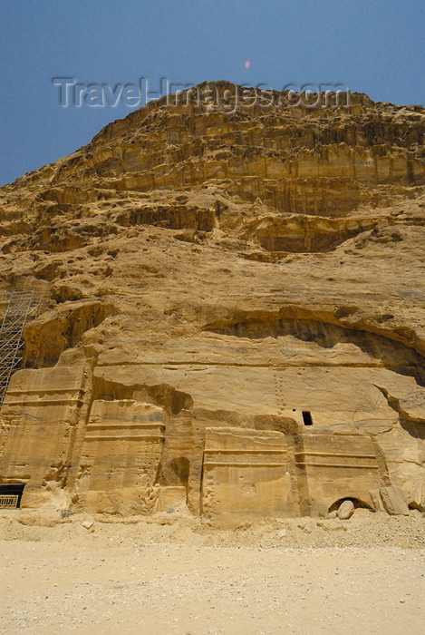 jordan264: Jordan - Petra: Street of Facades - Outer Siq - photo by M.Torres - (c) Travel-Images.com - Stock Photography agency - Image Bank