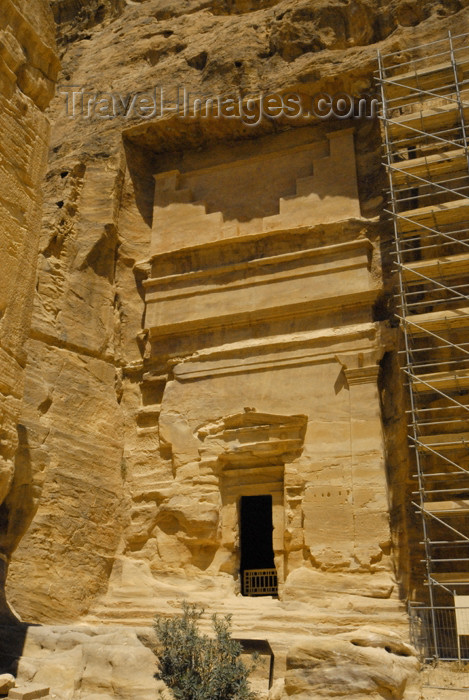jordan265: Jordan - Petra: Nabatean tomb - Street of Facades  - photo by M.Torres - (c) Travel-Images.com - Stock Photography agency - Image Bank