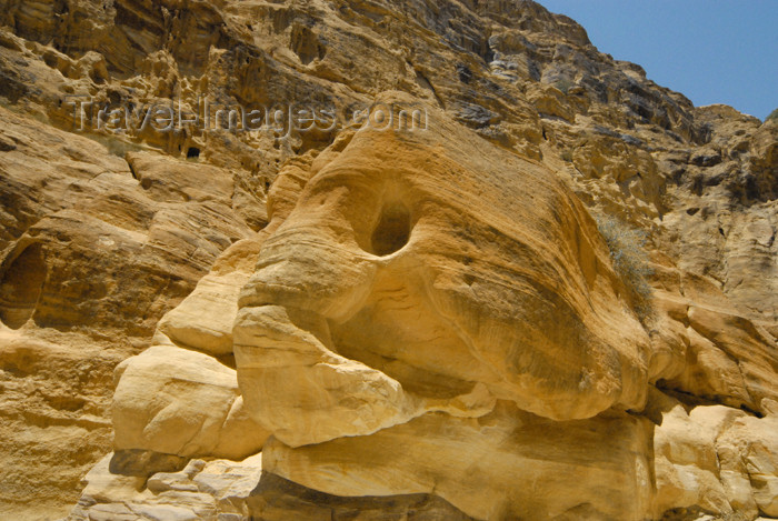jordan280: Jordan - Petra: Siq - erosion at work - photo by M.Torres - (c) Travel-Images.com - Stock Photography agency - Image Bank
