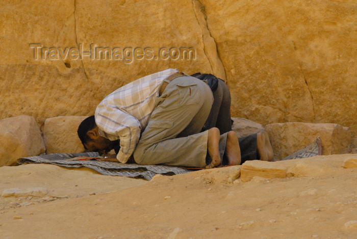 jordan285: Jordan - Petra: prayer near the Khazneh - photo by M.Torres - (c) Travel-Images.com - Stock Photography agency - Image Bank