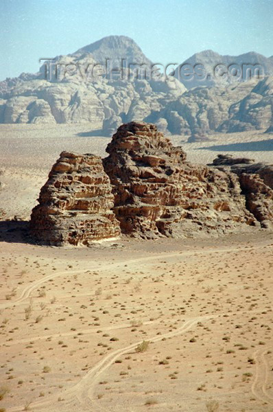 jordan31: Jordan - Wadi Rum: rock formations - sandstone monuments - photo by J.Kaman - (c) Travel-Images.com - Stock Photography agency - Image Bank