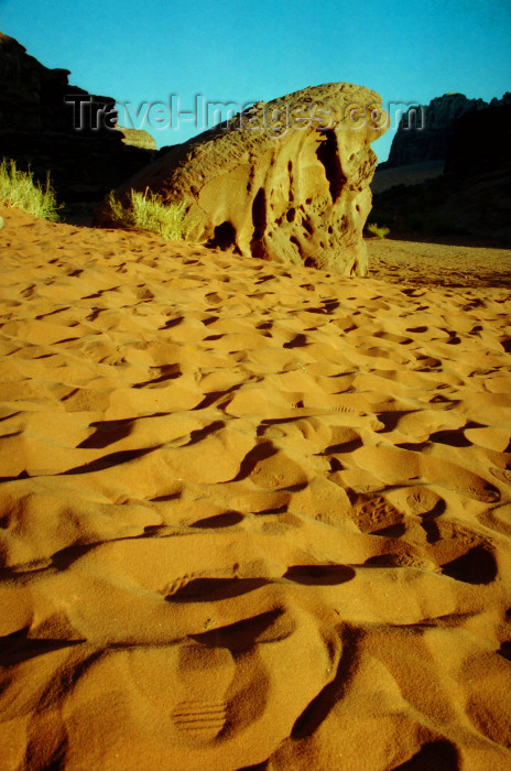 jordan33: Jordan - Wadi Rum: the desert - photo by J.Kaman - (c) Travel-Images.com - Stock Photography agency - Image Bank