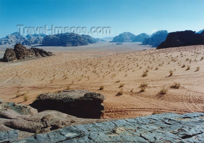 jordan34: Jordan - Wadi Rum: the horizon - photo by J.Kaman - (c) Travel-Images.com - Stock Photography agency - Image Bank