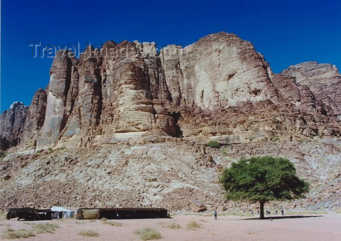 jordan35: Jordan - Wadi Rum: bedouin camp  under the cliffs - photo by J.Kaman - (c) Travel-Images.com - Stock Photography agency - Image Bank