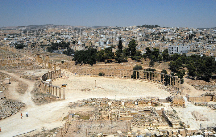 jordan38: Jerash - Jordan: the Forum - oval plaza and southern end of the Cardo Maximus, the main north-south road - Roman city of Gerasa - photo by M.Torres - (c) Travel-Images.com - Stock Photography agency - Image Bank