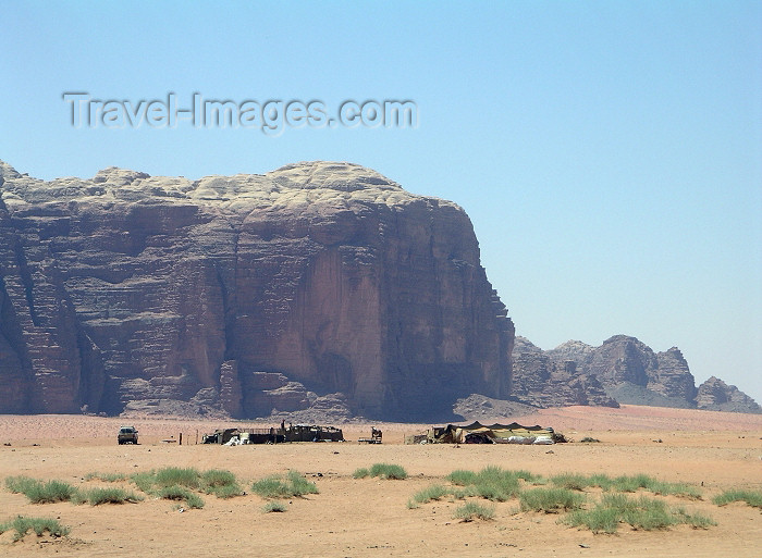 jordan39: Jordan - Wadi Rum: bedouin camp - photo by R.Wallace - (c) Travel-Images.com - Stock Photography agency - Image Bank