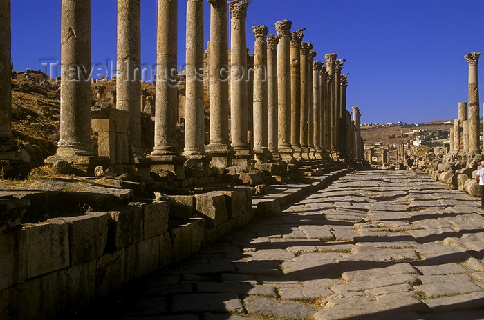 jordan4: Jordan - Jerash / Jarash: the Colonnaded street - Cardo Maximus - photo by J.Wreford - (c) Travel-Images.com - Stock Photography agency - Image Bank