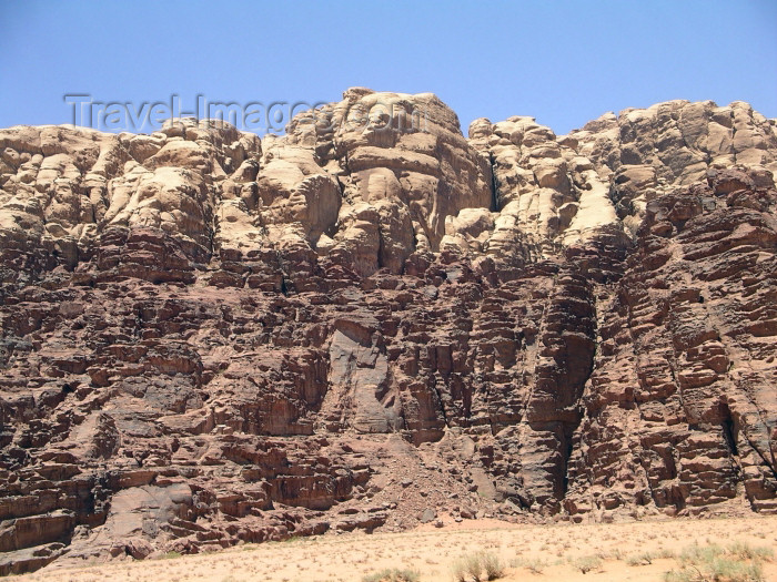 jordan40: Jordan - Wadi Rum - Aqaba governorate: bi-coloured cliff - sandstone and granite - photo by R.Wallace - (c) Travel-Images.com - Stock Photography agency - Image Bank