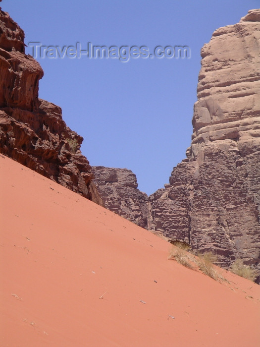 jordan41: Jordan - Wadi Rum - Aqaba governorate: steep dune - photo by R.Wallace - (c) Travel-Images.com - Stock Photography agency - Image Bank