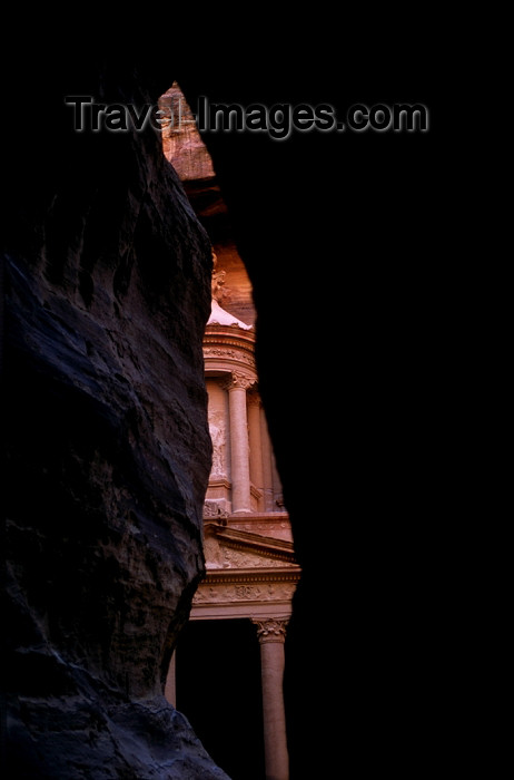 jordan56: Jordan - Petra: walking to the Khazneh - photo by J.Wreford - (c) Travel-Images.com - Stock Photography agency - Image Bank