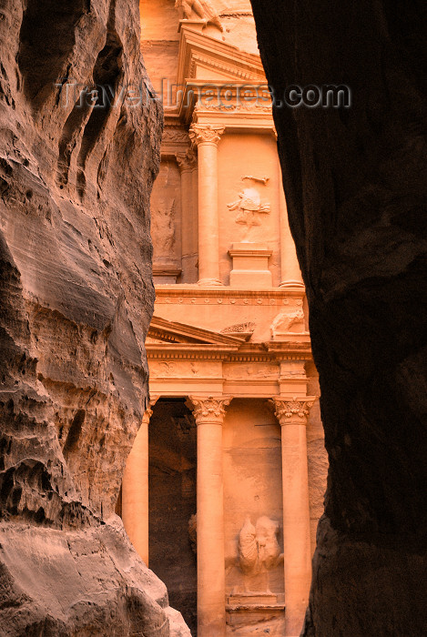 jordan57: Jordan - Petra: walking to the Khazneh - end of the Siq - UNESCO world heritage site - photo by M.Torres - (c) Travel-Images.com - Stock Photography agency - Image Bank