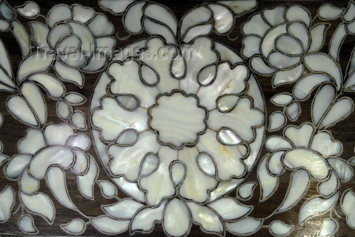 jordan94: Madaba - Jordan: mother-of-pearl inlay on a box - floral motives - photo by M.Torres - (c) Travel-Images.com - Stock Photography agency - Image Bank