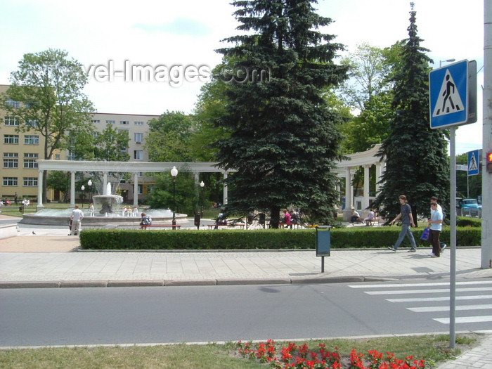 kaliningrad1: Kaliningrad / Königsberg, Russia: pergola and fountain in the city center / Pergola und Brunnen in der Innenstadt - photo by P.Alanko - (c) Travel-Images.com - Stock Photography agency - Image Bank