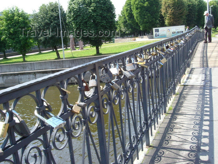 kaliningrad11: Kaliningrad / Königsberg, Russia: Honey bridge - railing with padlocks / Honig Brücke - Geländer mit Vorhängeschlössern - photo by P.Alanko - (c) Travel-Images.com - Stock Photography agency - Image Bank