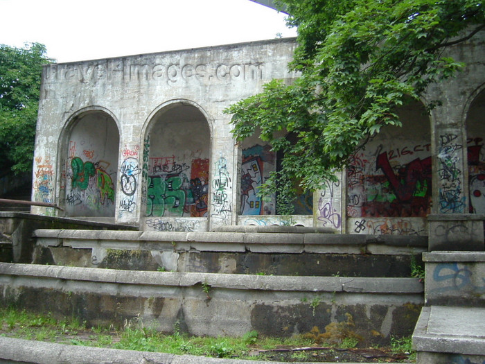 kaliningrad14: Kaliningrad / Königsberg, Russia: graffiti and ruins of a German era fountain / Graffiti und Ruinen einer deutschen Epoche Brunnen - photo by P.Alanko - (c) Travel-Images.com - Stock Photography agency - Image Bank