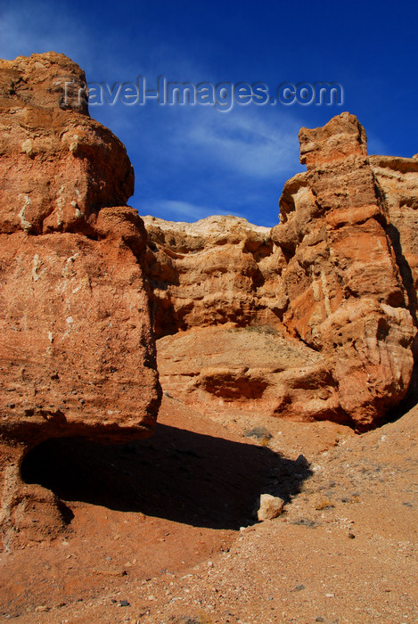 kazakhstan105: Kazakhstan, Charyn Canyon: Valley of the Castles - strata exposed by erosion - photo by M.Torres - (c) Travel-Images.com - Stock Photography agency - Image Bank