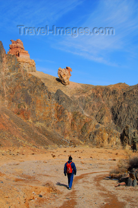 kazakhstan112: Kazakhstan, Charyn Canyon: Valley of the Castles - trekking along the gorge - photo by M.Torres - (c) Travel-Images.com - Stock Photography agency - Image Bank